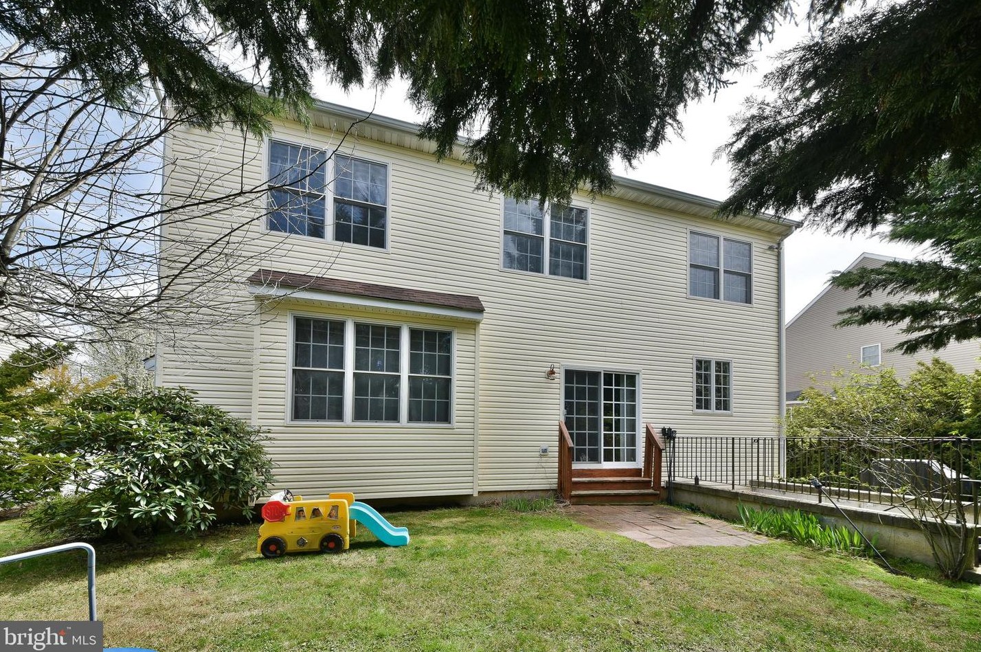 1220 Oakland Ave, Levittown PA  19056-2104 exterior