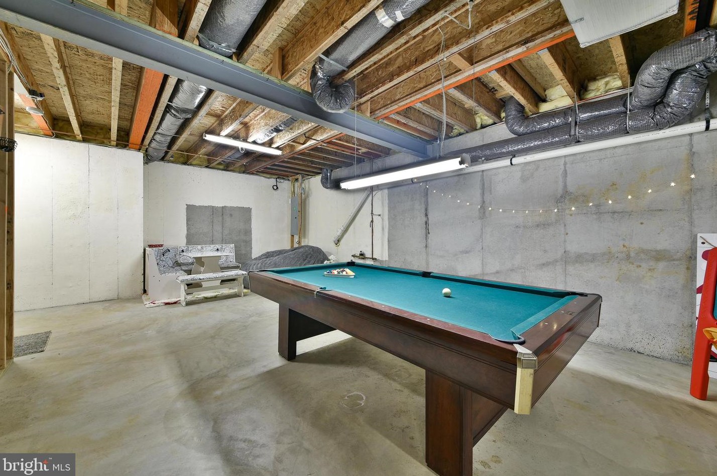 1220 Oakland Ave, Levittown PA  19056-2104 exterior