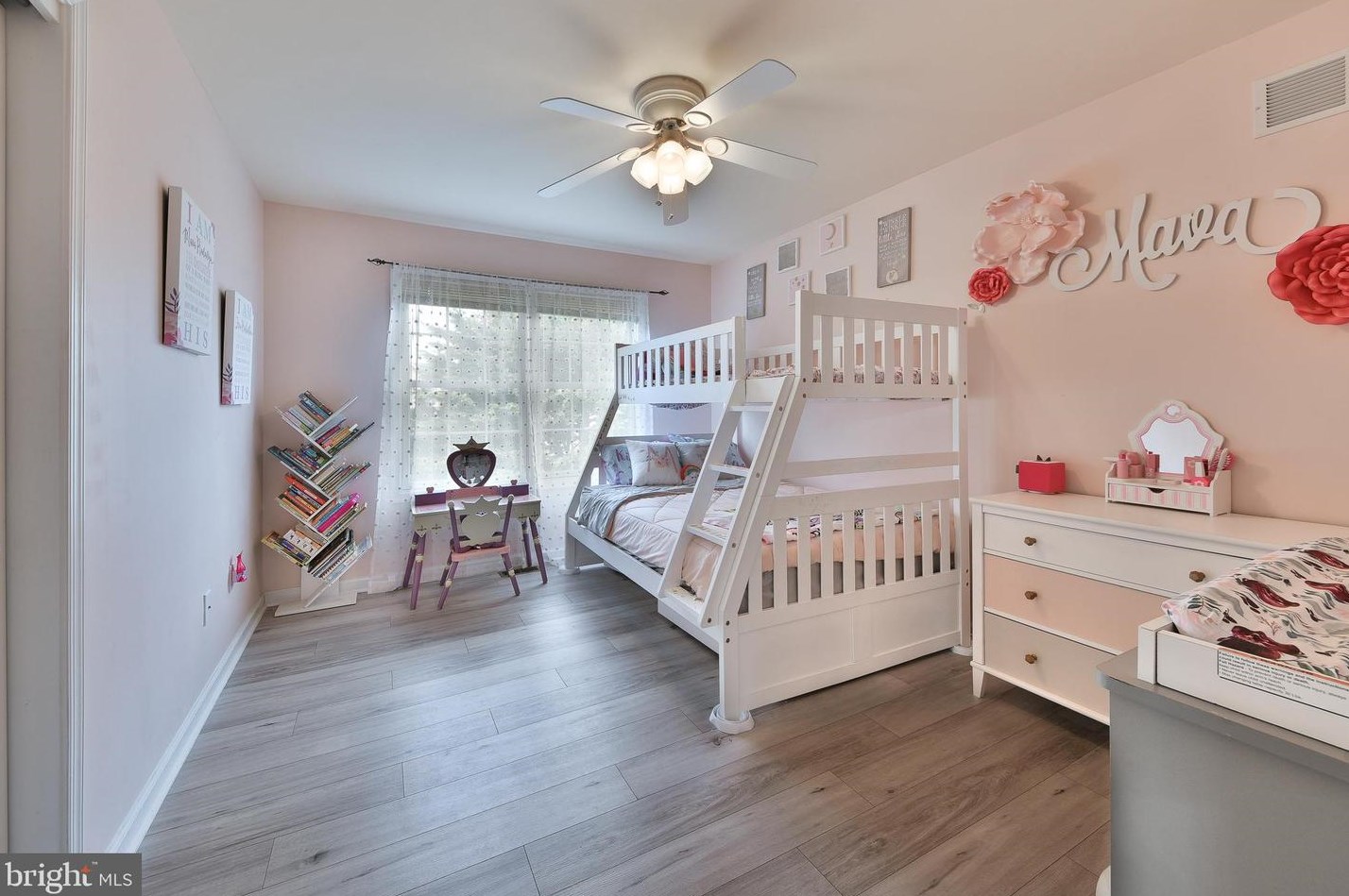 1220 Oakland Ave, Levittown PA  19056-2104 exterior