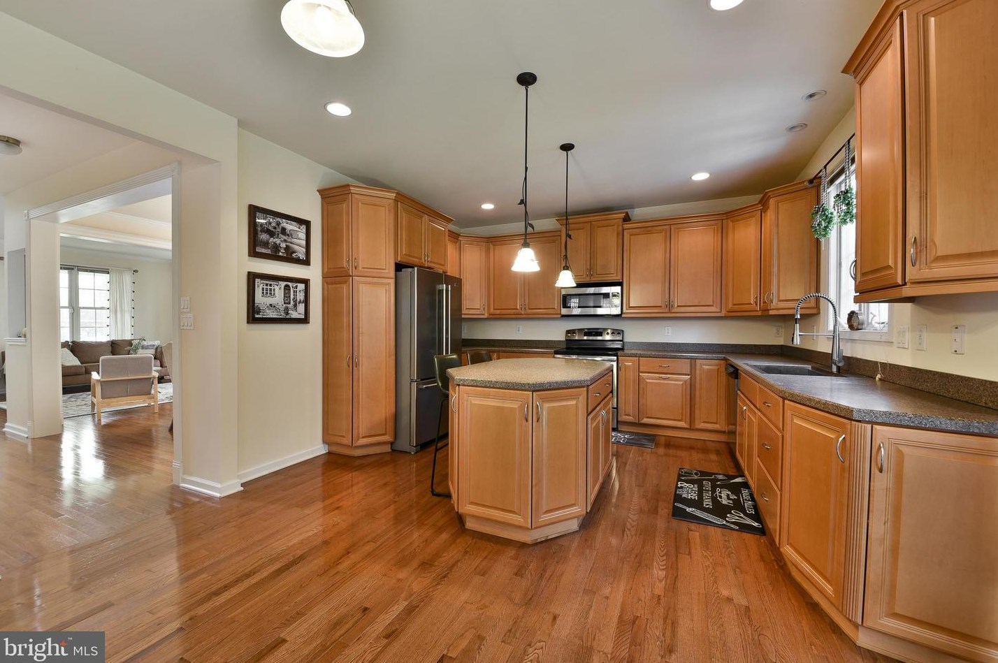 1220 Oakland Ave, Levittown PA  19056-2104 exterior