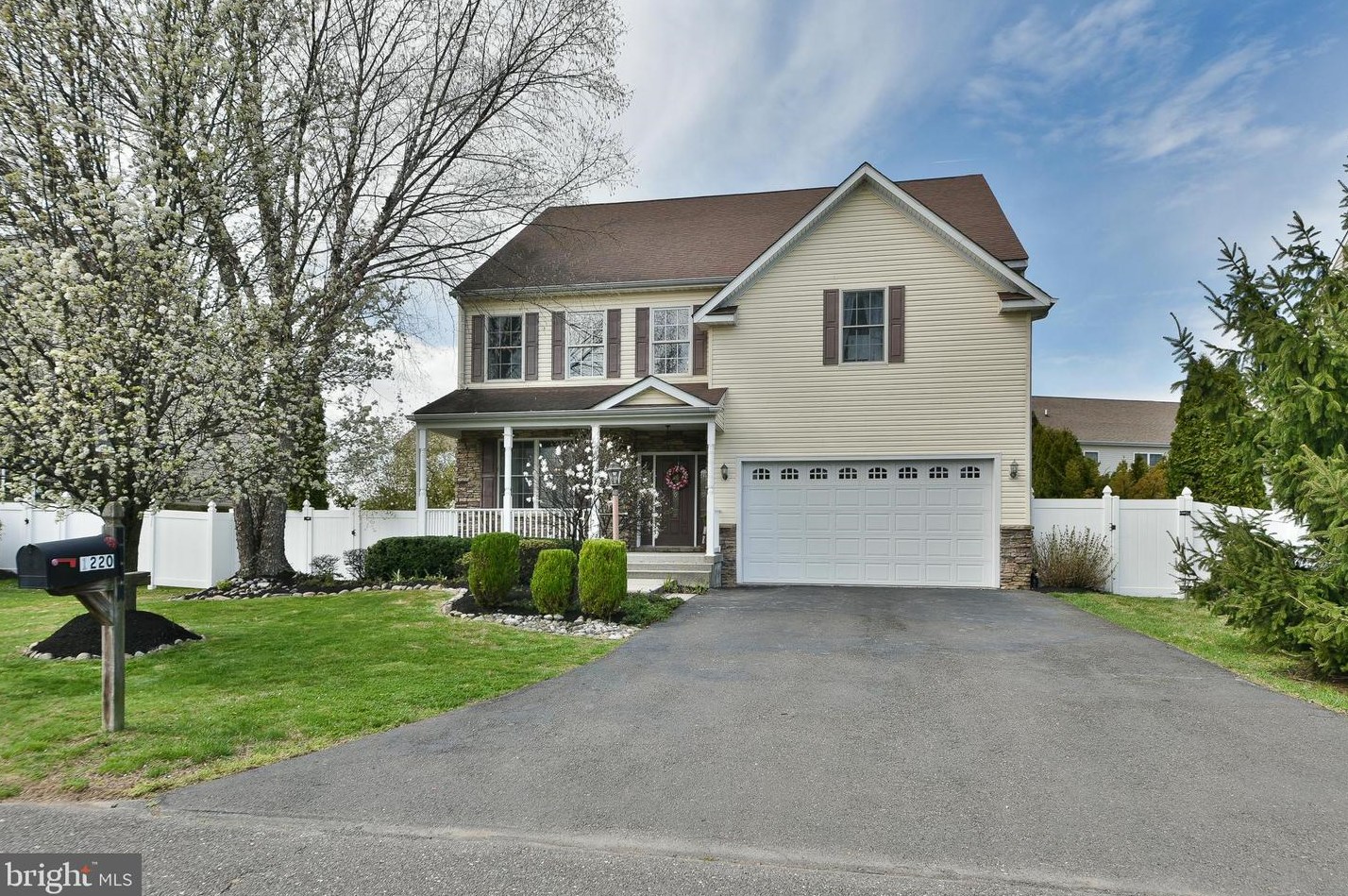 1220 Oakland Ave, Levittown PA  19056-2104 exterior