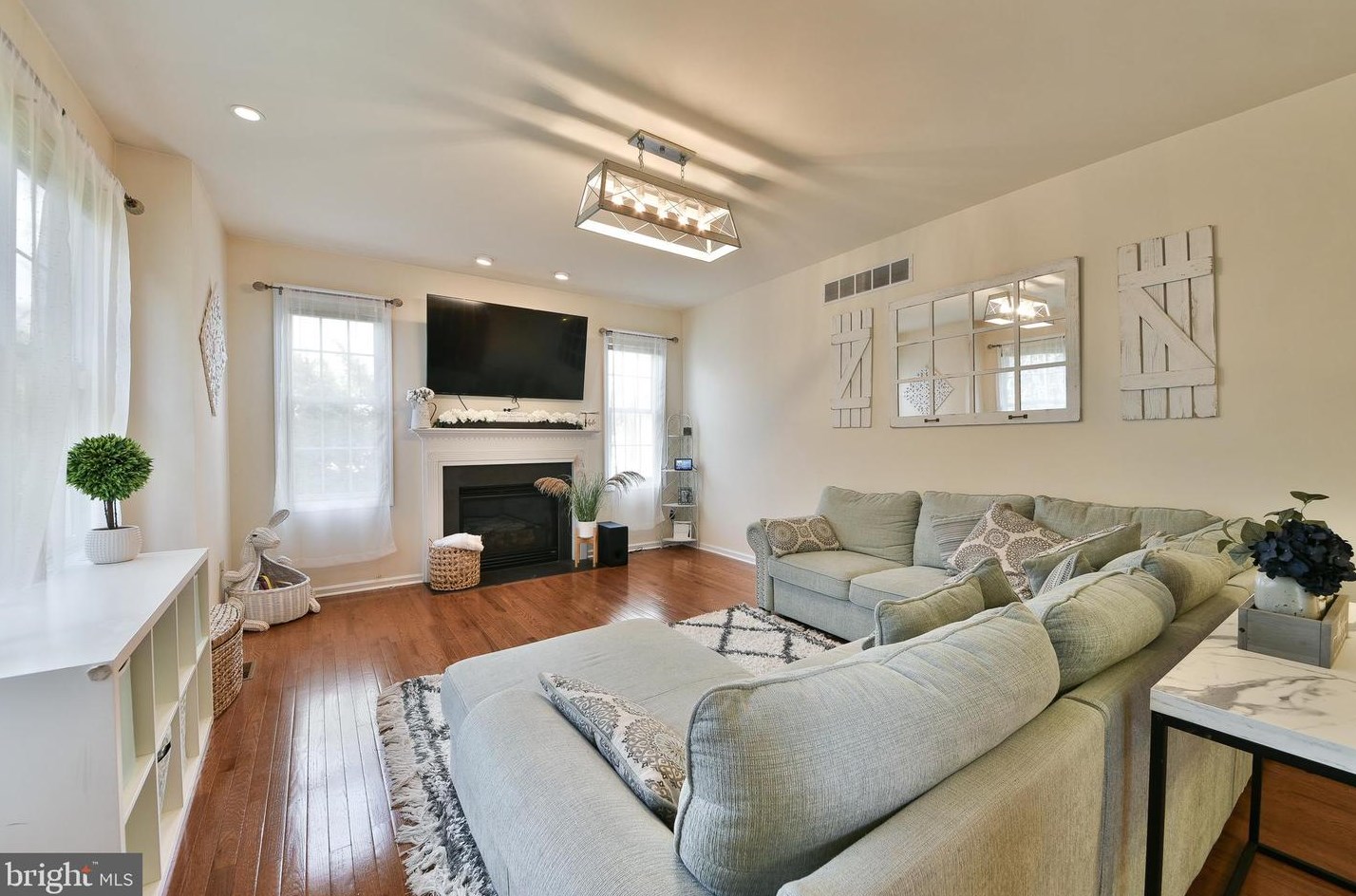 1220 Oakland Ave, Levittown PA  19056-2104 exterior