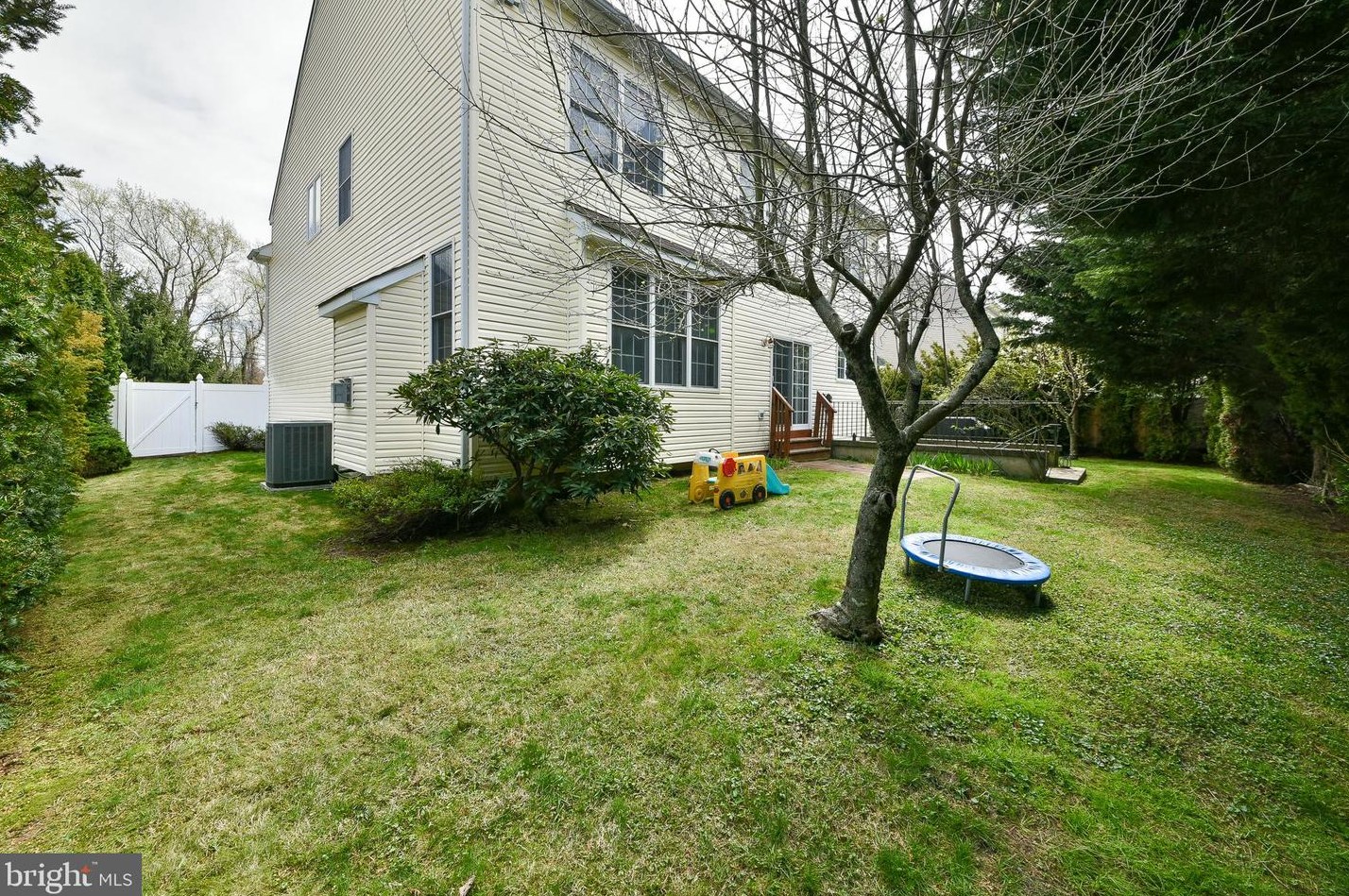 1220 Oakland Ave, Levittown PA  19056-2104 exterior