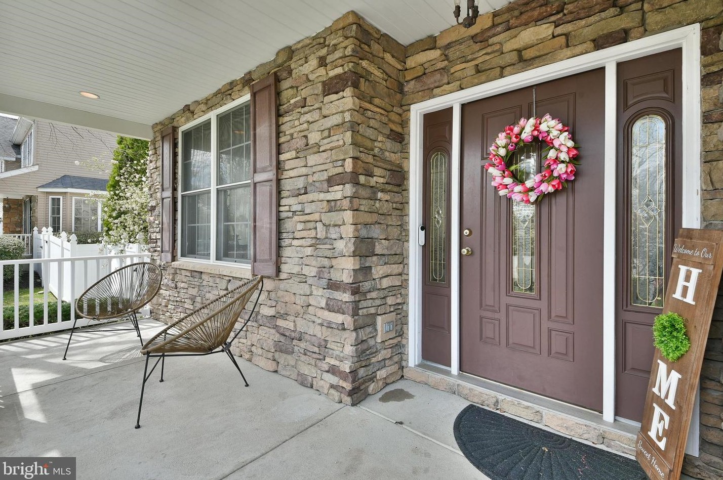 1220 Oakland Ave, Levittown PA  19056-2104 exterior