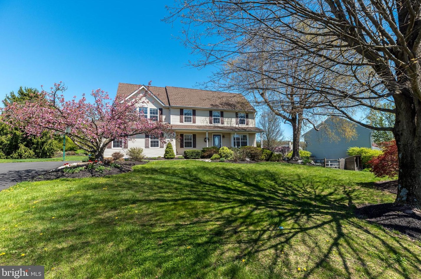 4497 Country View Dr, Gardenville, PA