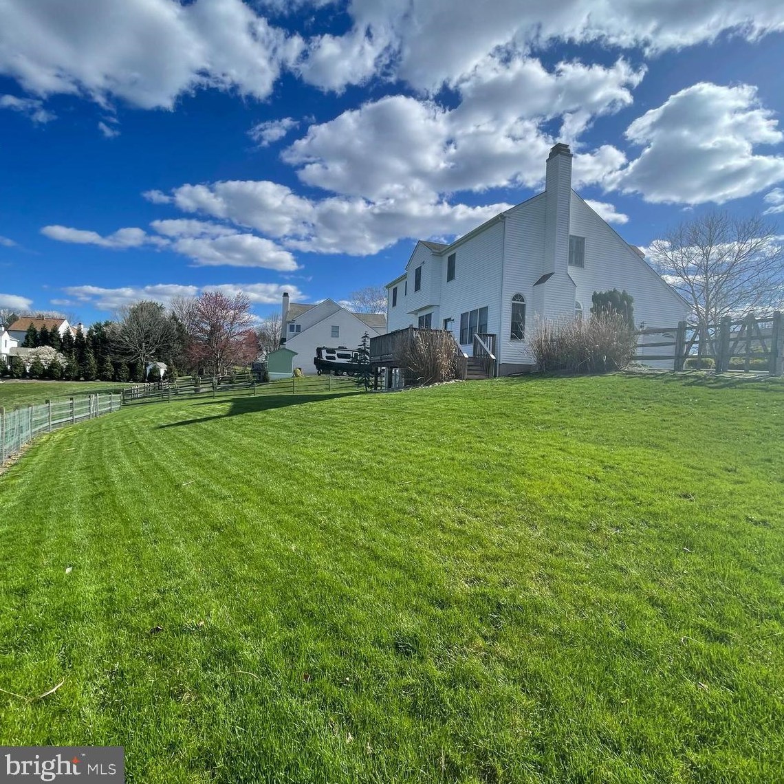 5 Woodstone Dr, Gardenville, PA 18901