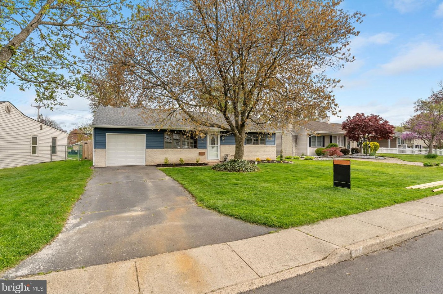 807 Dunbury Rd, Fairless Hills, PA 19030-2511