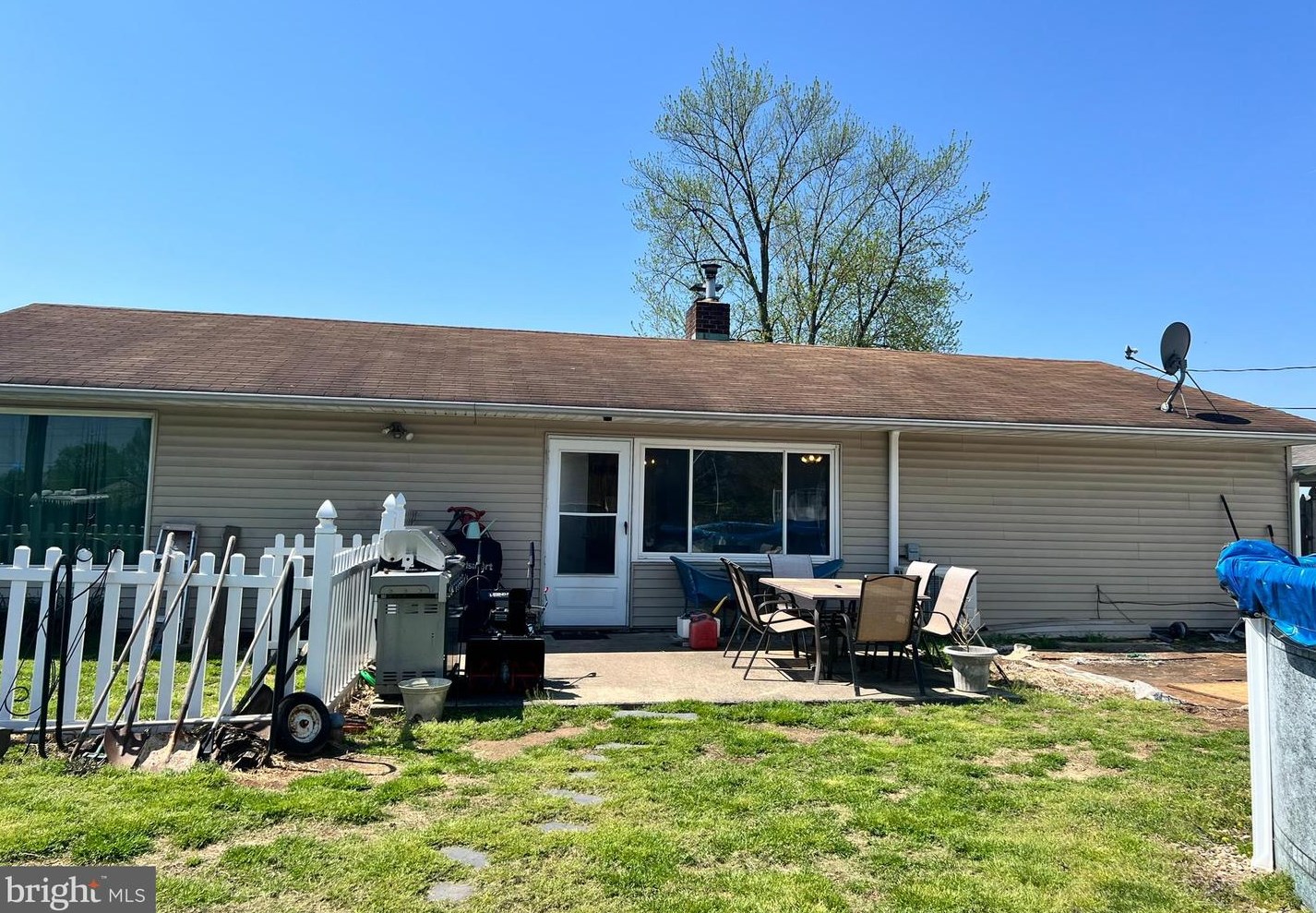511 Stonybrook Dr, Levittown, PA 19055