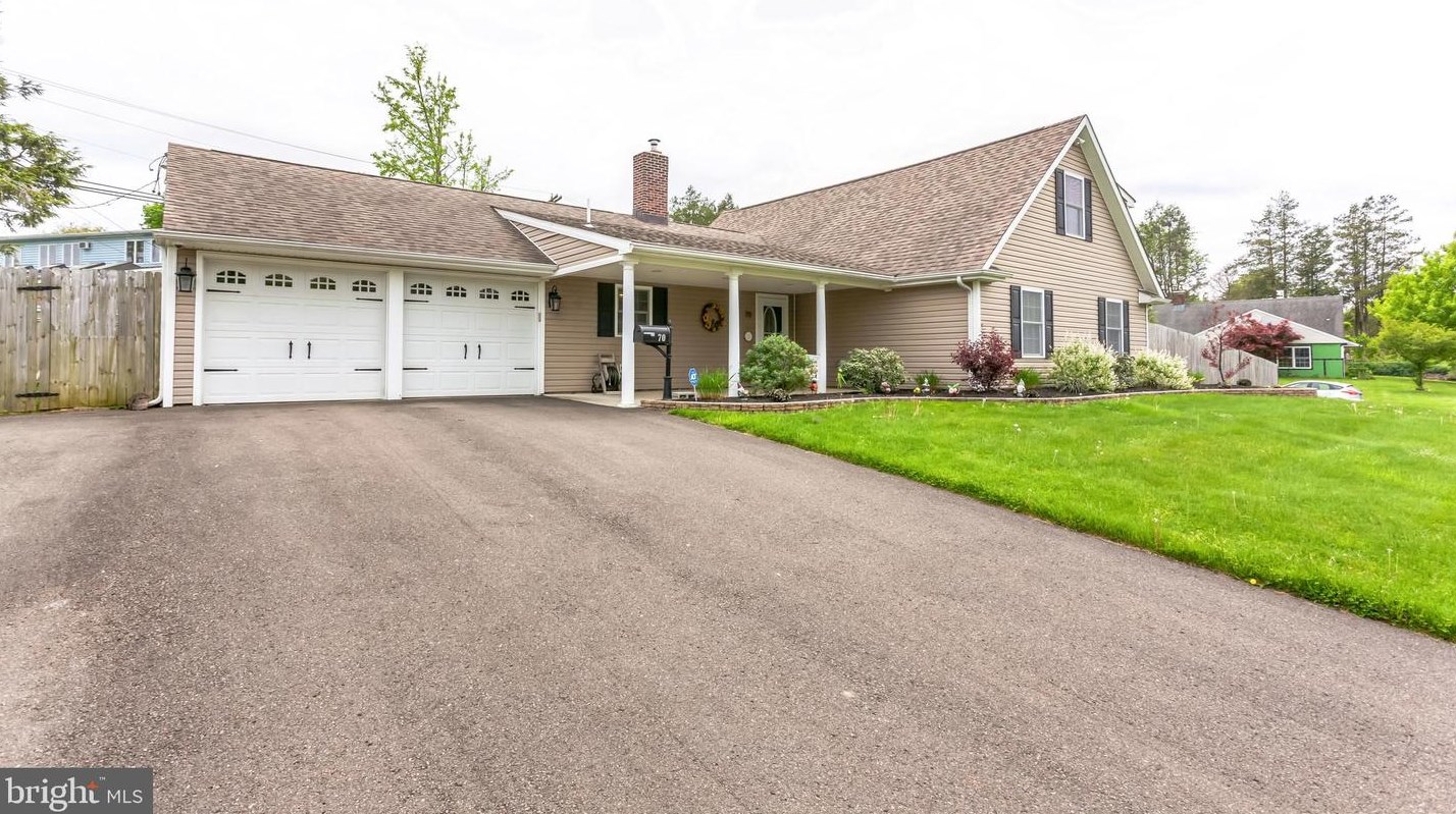 70 Forsythia Dr, Levittown, PA 19056-1902