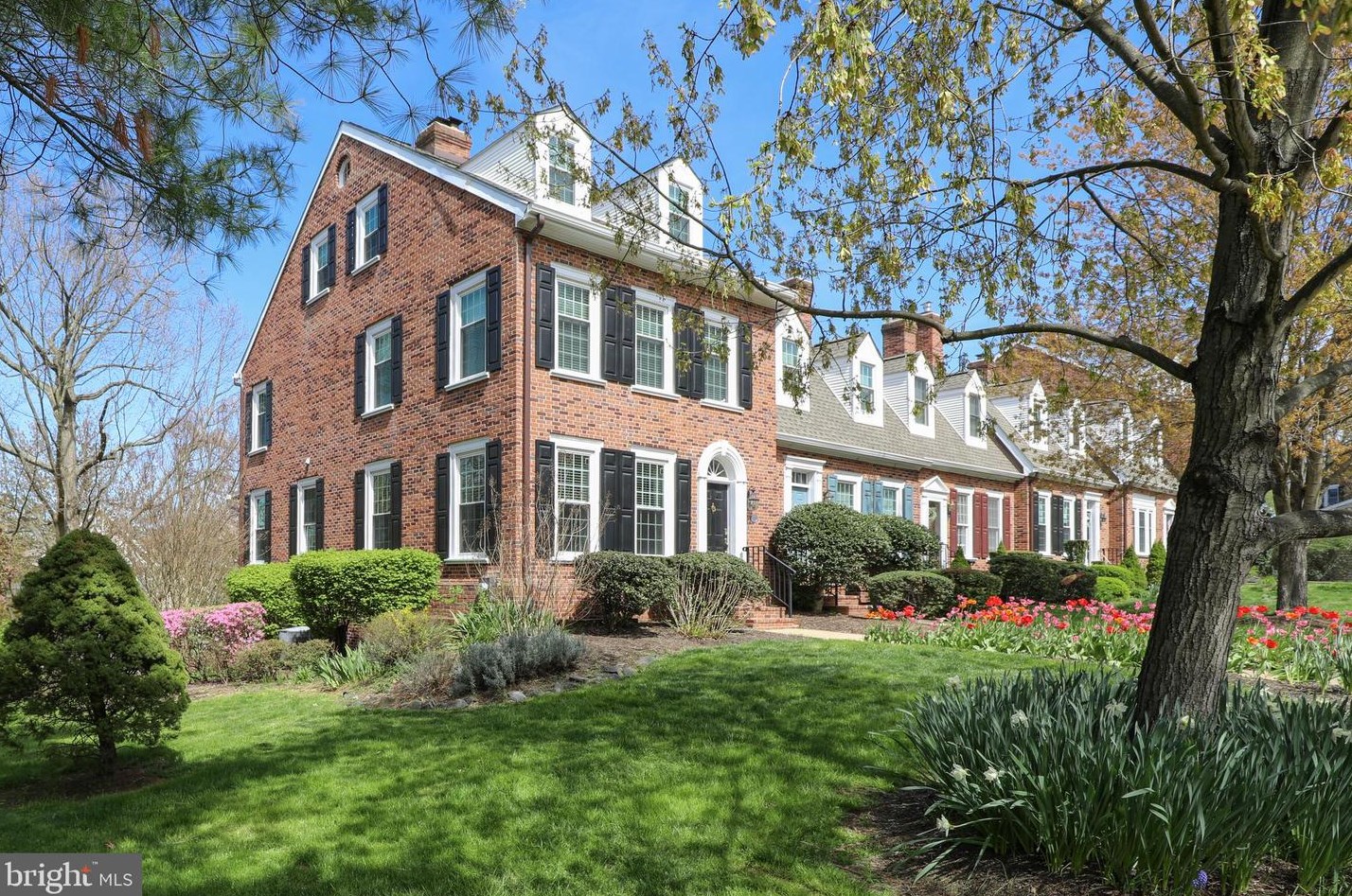25 Commanders Dr, Washington Crossing, PA 18977-1146