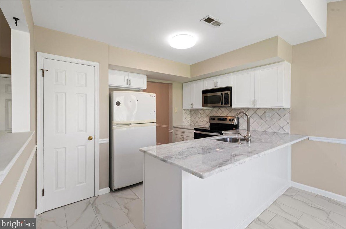 31 Cottonwood Dr, Southampton PA  18966-2831 exterior