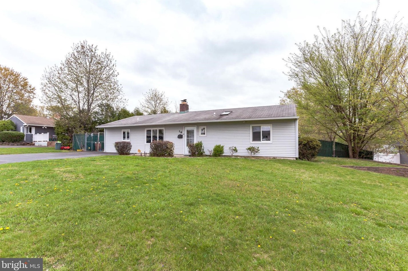 18 Tulip Ln, Levittown, PA 19054-2220