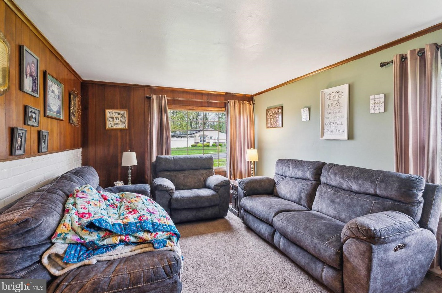 94 Border Rock Rd, Levittown, PA 19057