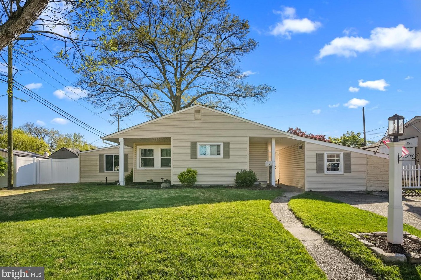 5 Midwood Ln, Levittown, PA 19054