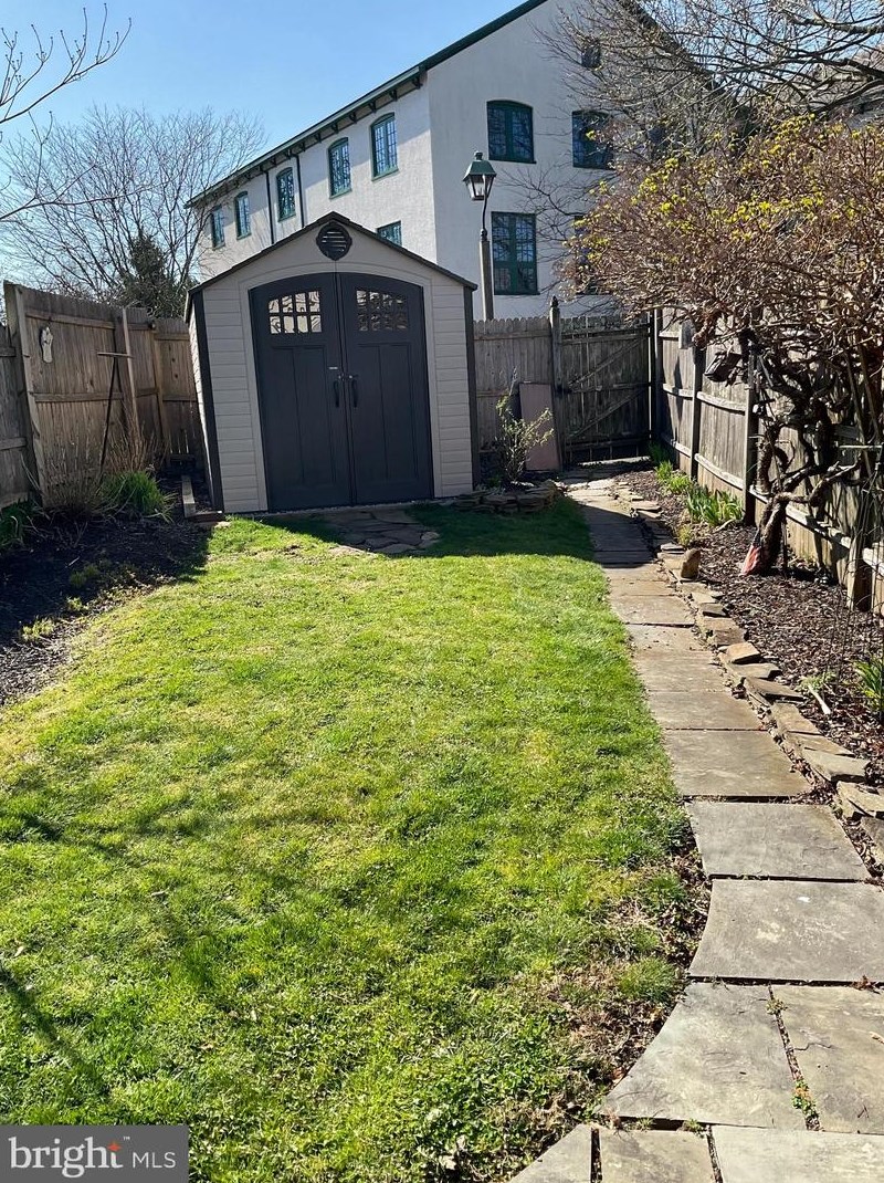 44 Sterling St, Upper Makefield PA  18940-1825 exterior