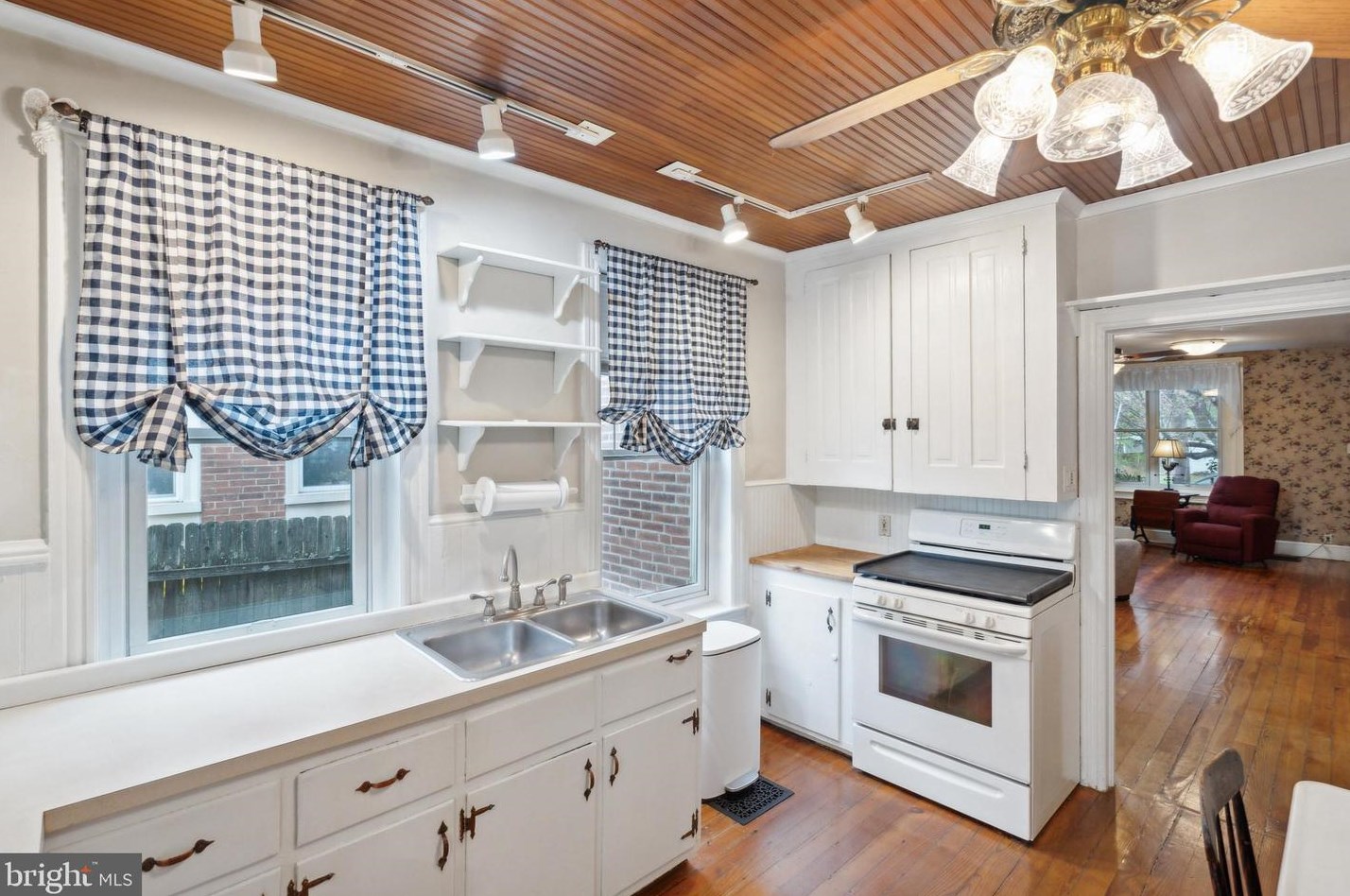 44 Sterling St, Upper Makefield PA  18940-1825 exterior