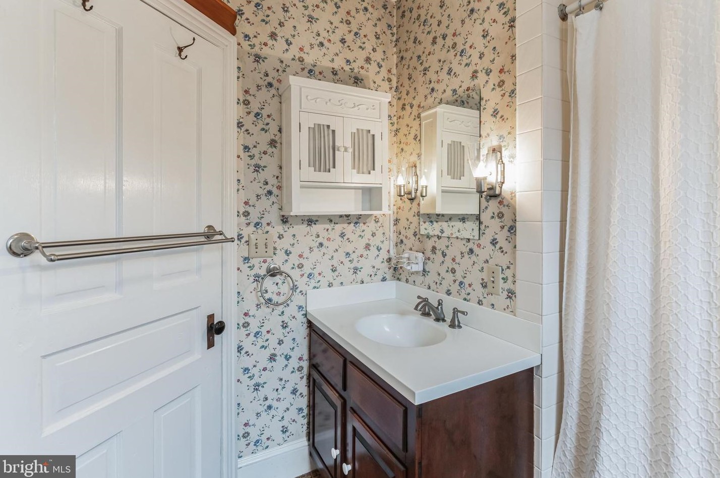 44 Sterling St, Upper Makefield PA  18940-1825 exterior