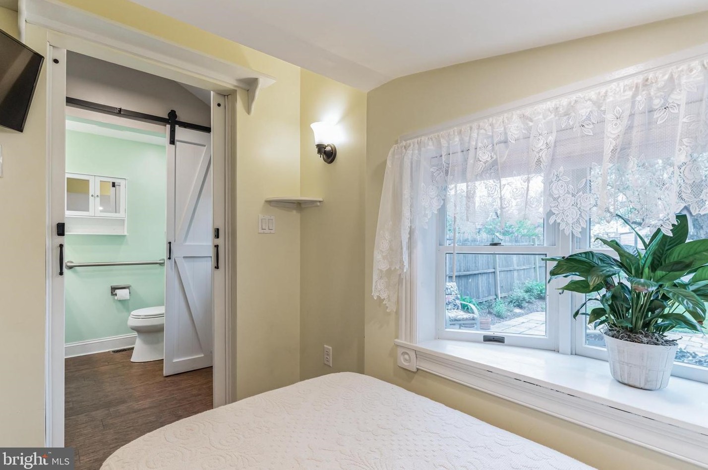 44 Sterling St, Upper Makefield PA  18940-1825 exterior