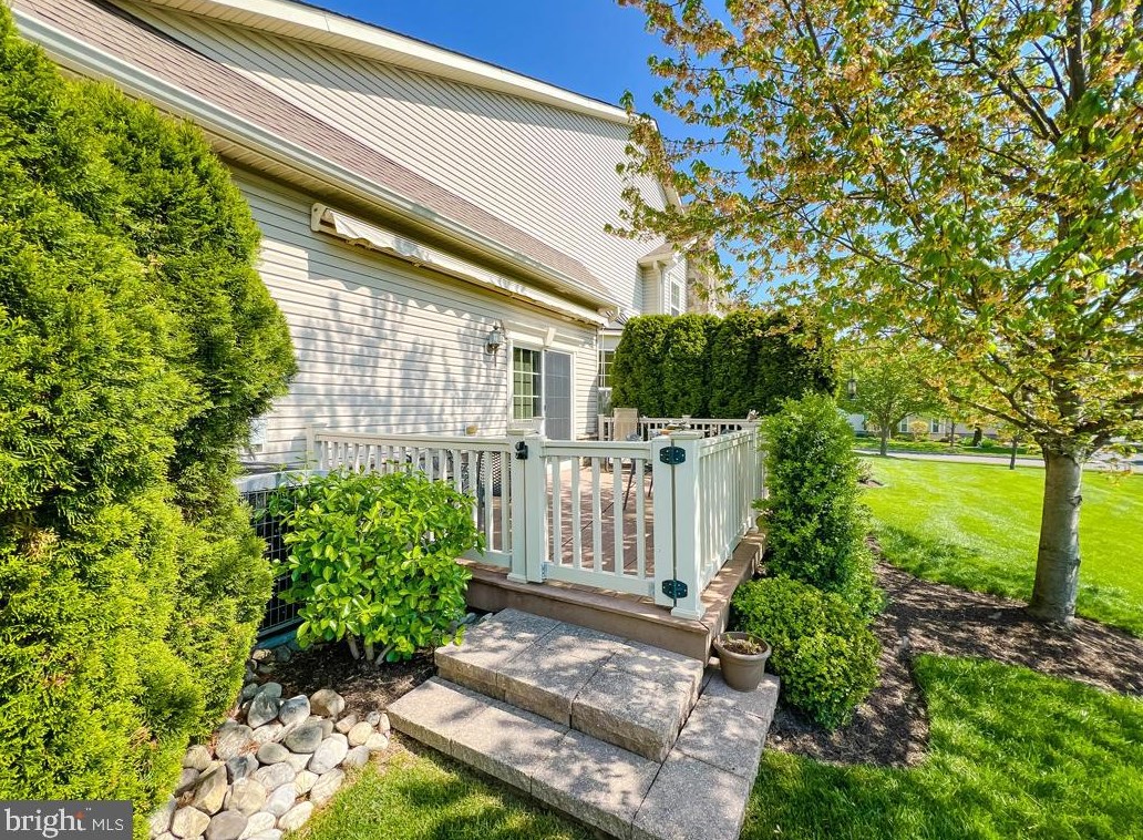 221 Willow Dr, Upper Makefield PA 18940-2458 exterior