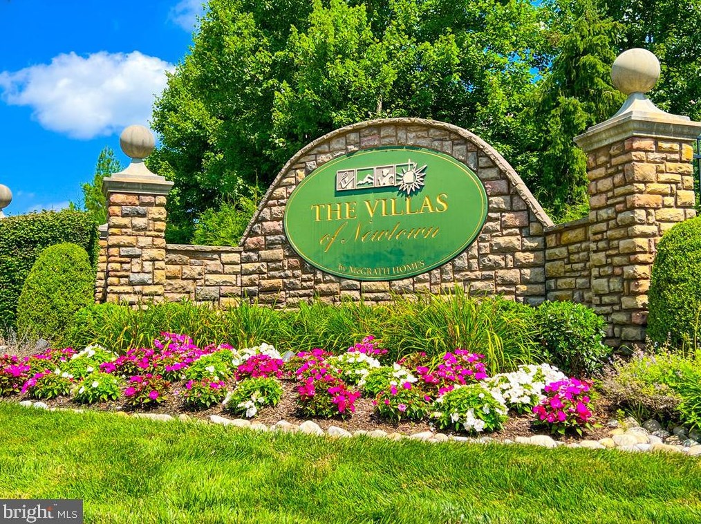 221 Willow Dr, Upper Makefield PA 18940-2458 exterior