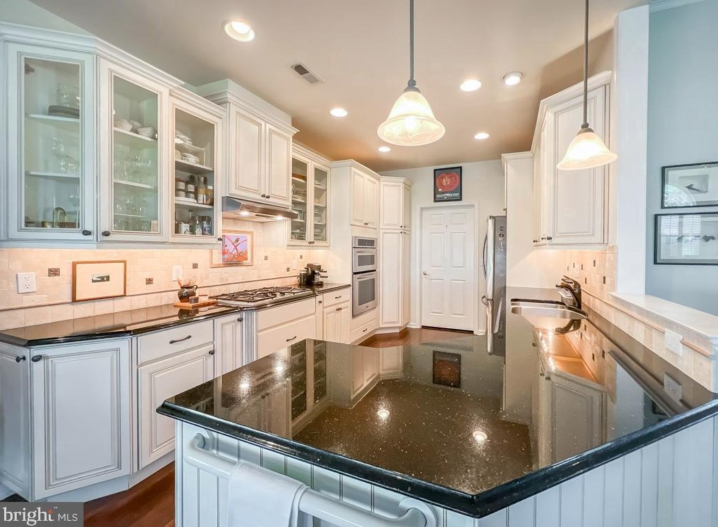 221 Willow Dr, Upper Makefield PA 18940-2458 exterior