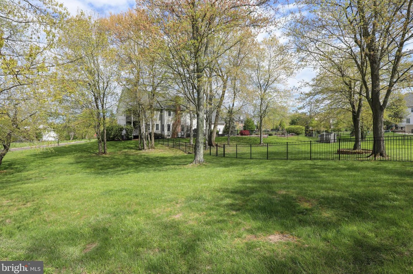 4 Bayshore Dr, Upper Makefield PA 18940-3805 exterior