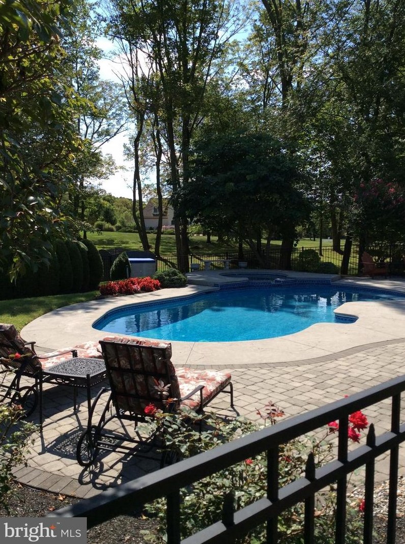 4 Bayshore Dr, Upper Makefield PA 18940-3805 exterior