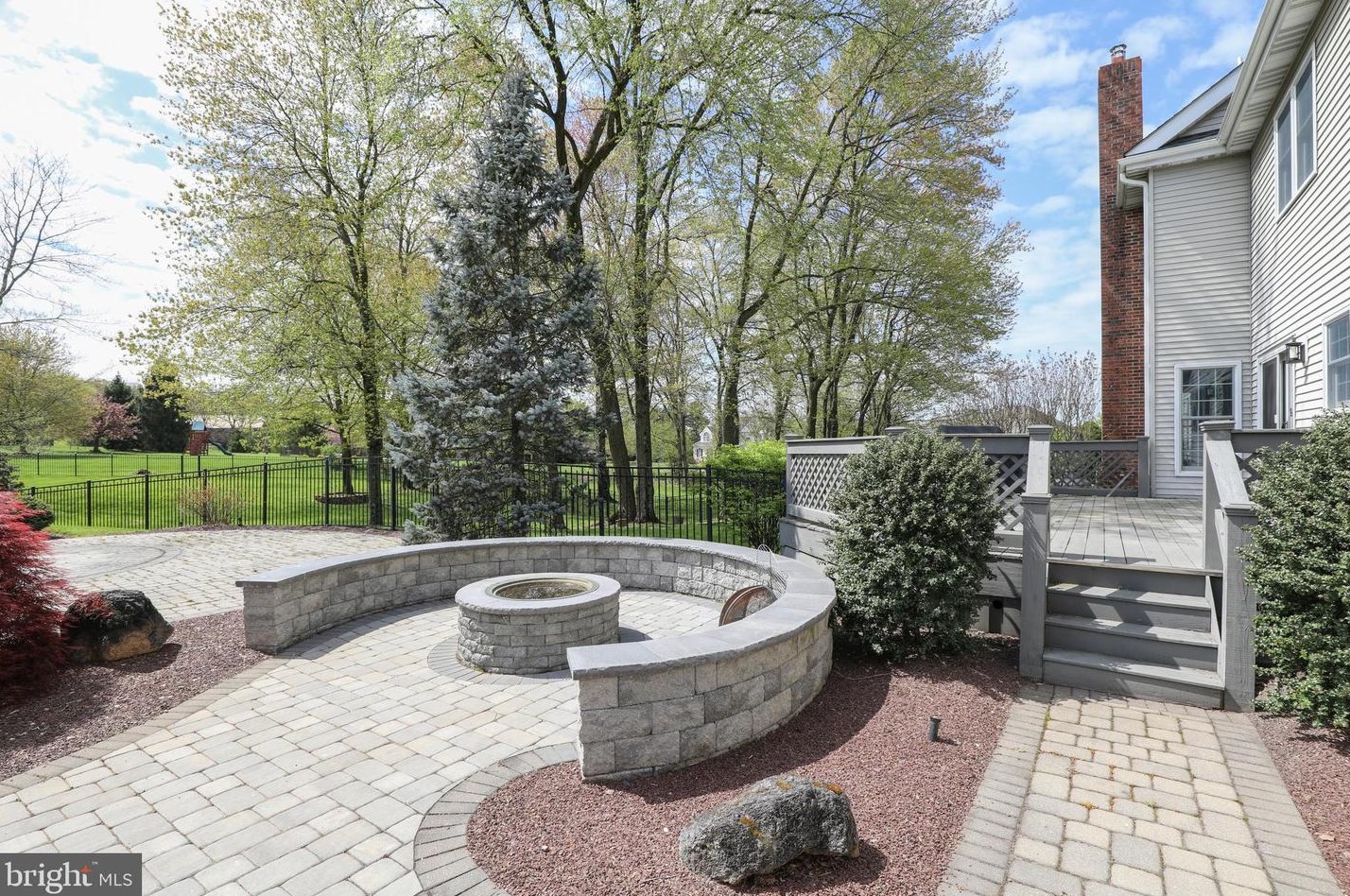 4 Bayshore Dr, Upper Makefield PA 18940-3805 exterior