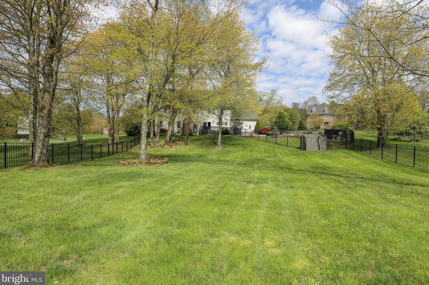 4 Bayshore Dr, Upper Makefield PA 18940-3805 exterior