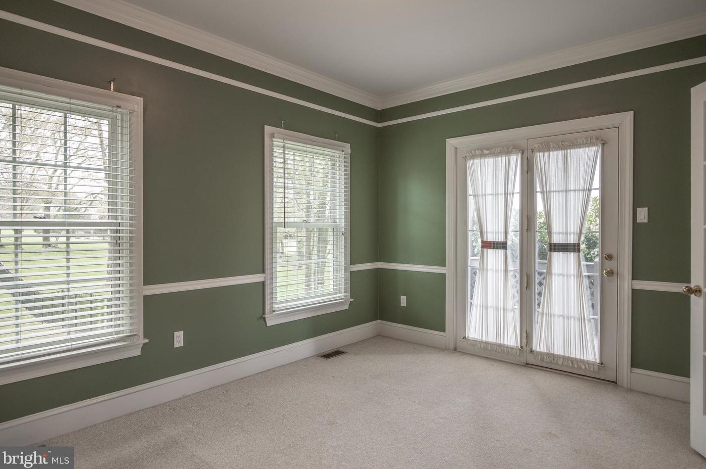 4 Bayshore Dr, Upper Makefield PA 18940-3805 exterior