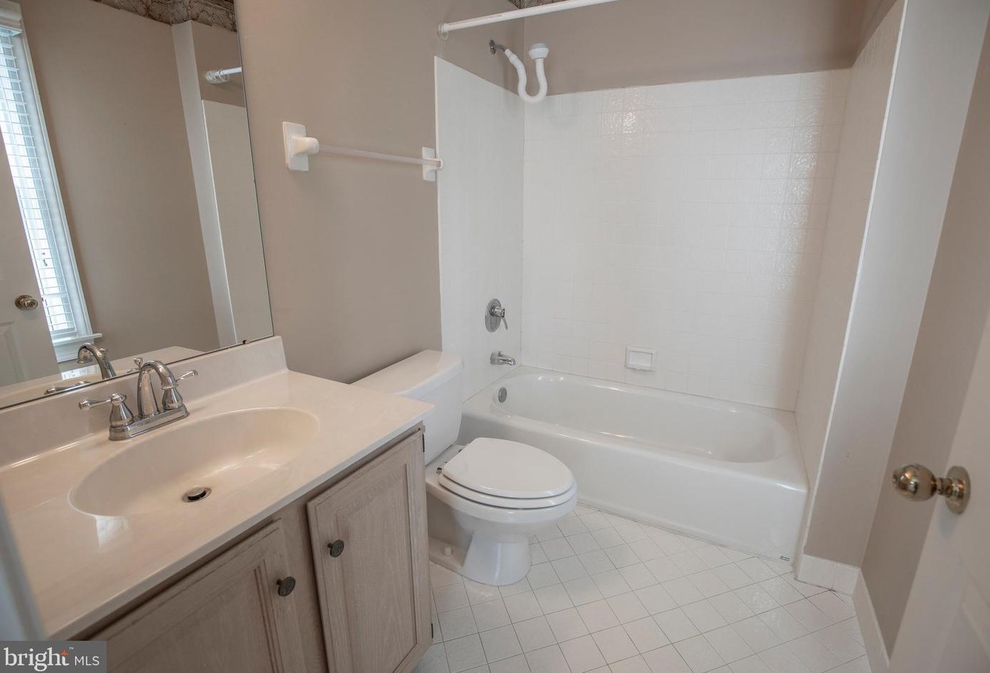 4 Bayshore Dr, Upper Makefield PA 18940-3805 exterior