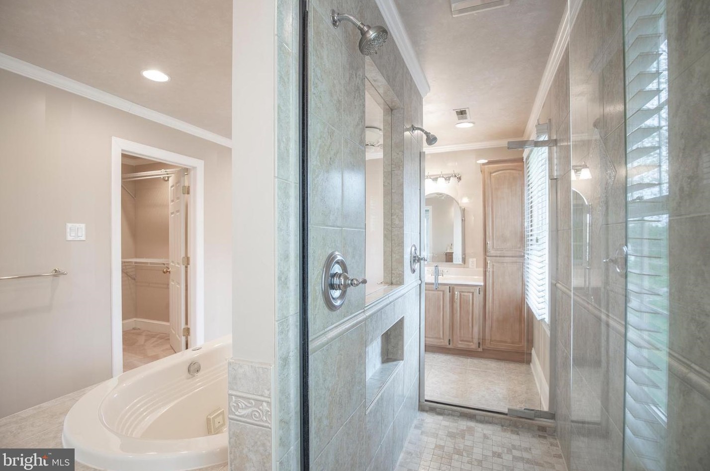 4 Bayshore Dr, Upper Makefield PA 18940-3805 exterior