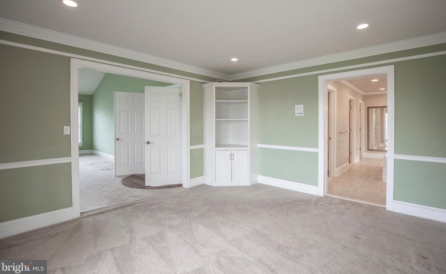 4 Bayshore Dr, Upper Makefield PA 18940-3805 exterior