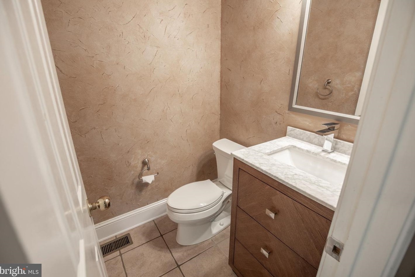 4 Bayshore Dr, Upper Makefield PA 18940-3805 exterior