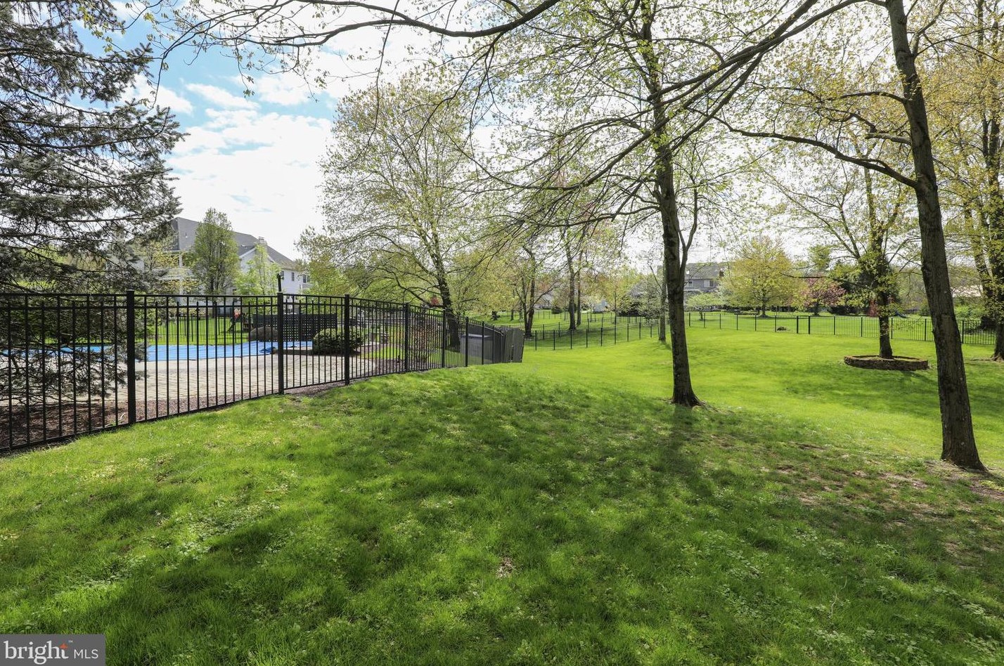 4 Bayshore Dr, Upper Makefield PA 18940-3805 exterior