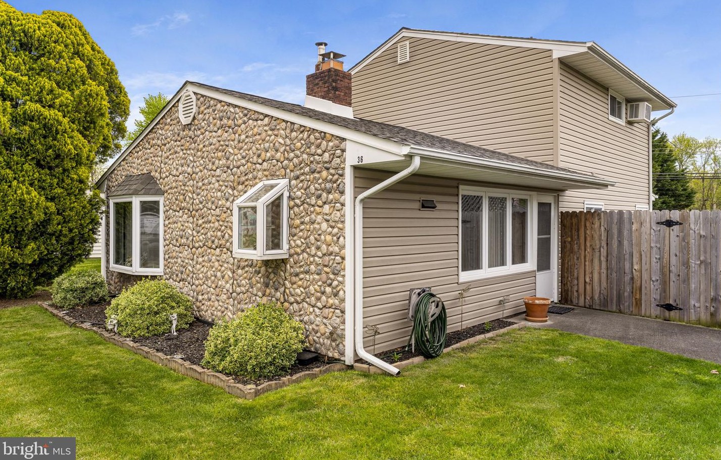36 Young Birch Rd, Levittown, PA 19057-3703
