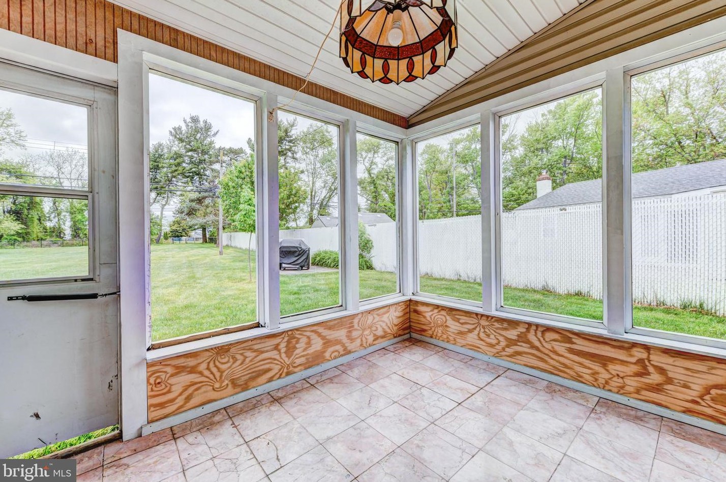 42 Roundwood Ln, Levittown PA 19055-1428 exterior