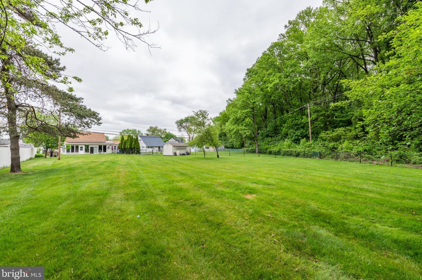 42 Roundwood Ln, Levittown PA 19055-1428 exterior