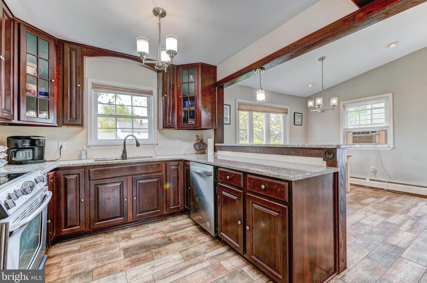 42 Roundwood Ln, Levittown PA 19055-1428 exterior