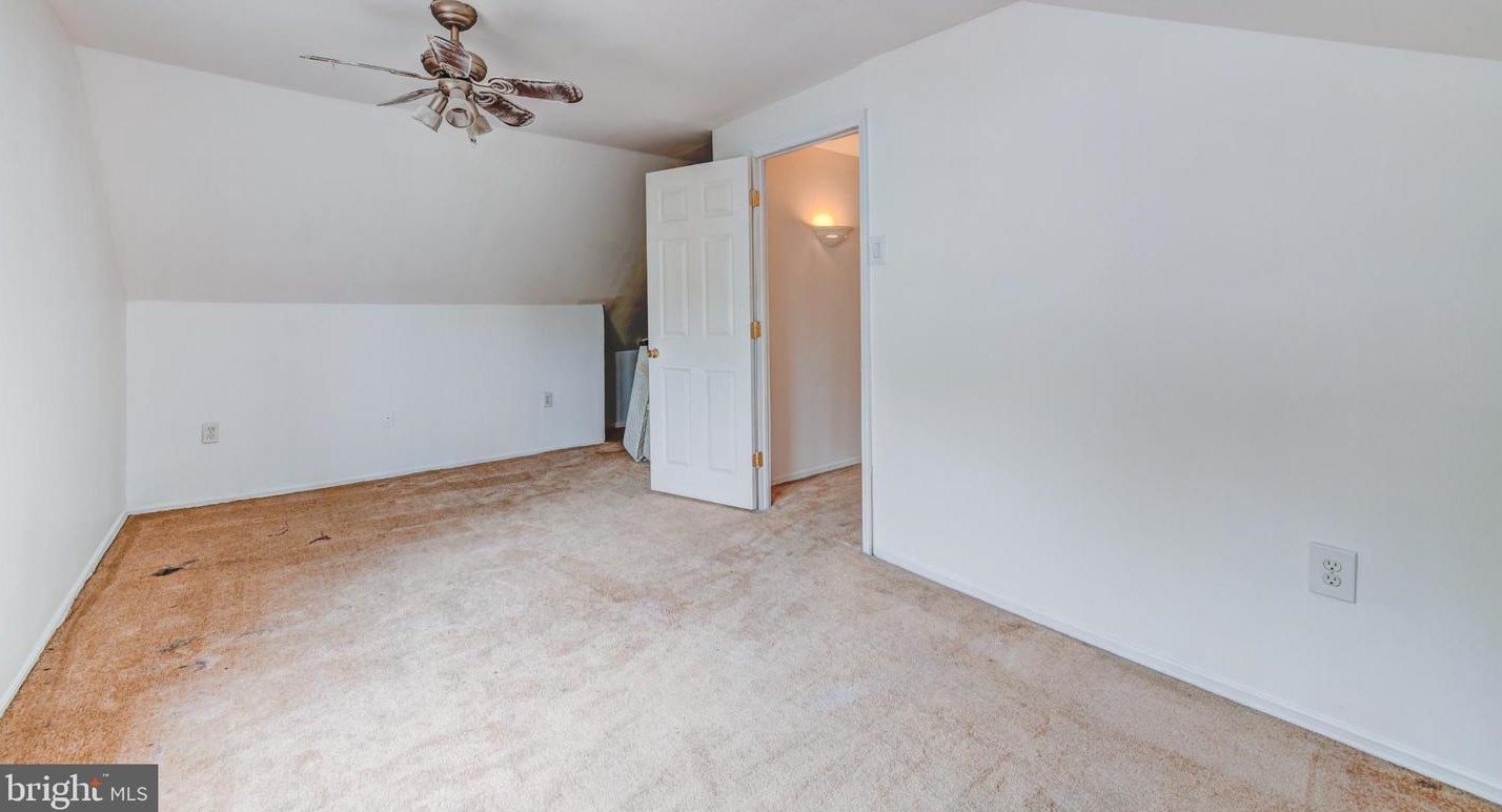 42 Roundwood Ln, Levittown PA 19055-1428 exterior