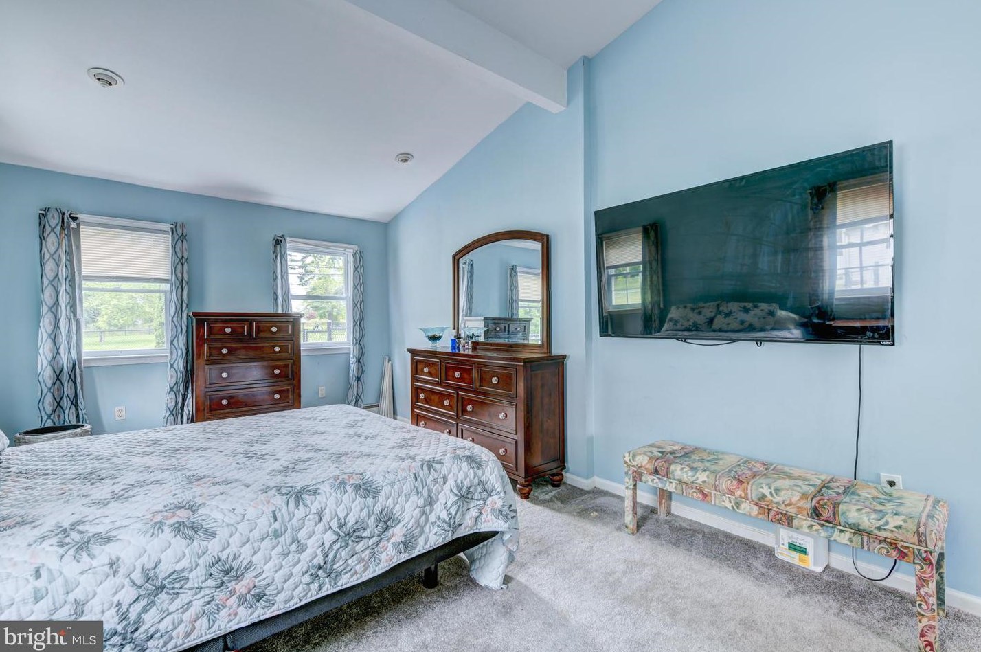 42 Roundwood Ln, Levittown PA 19055-1428 exterior