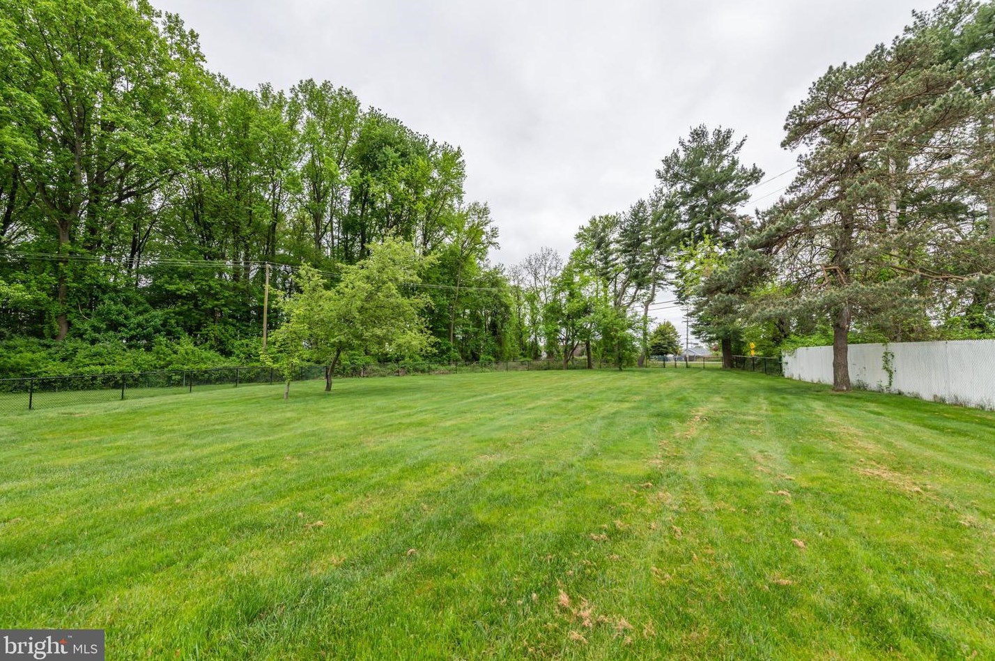 42 Roundwood Ln, Levittown PA 19055-1428 exterior