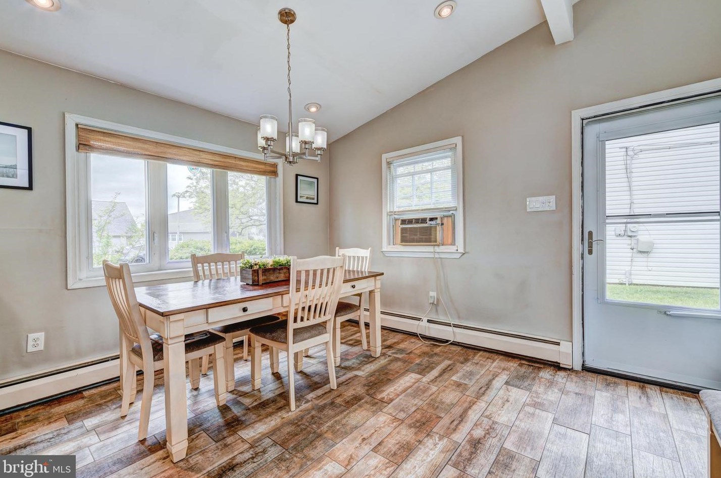 42 Roundwood Ln, Levittown, PA 19055-1429