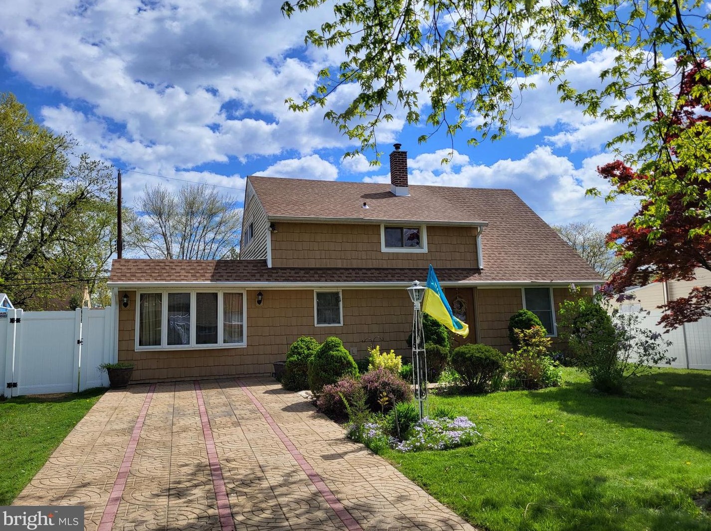 28 Grapevine Rd, Levittown, PA 19057
