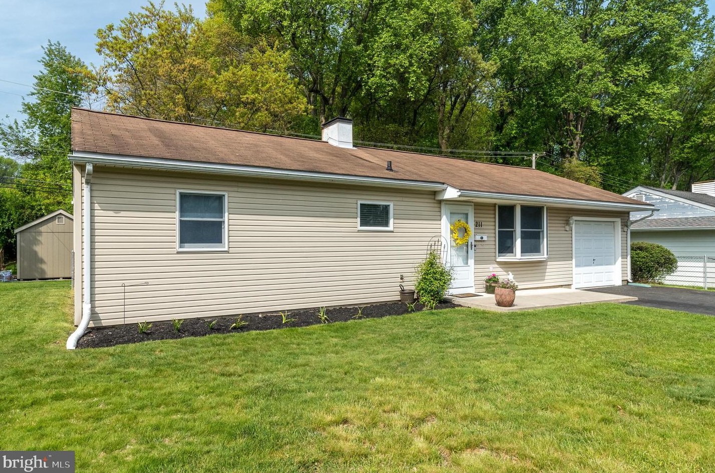 211 Stanford Rd, Fairless Hills, PA 19030-3201