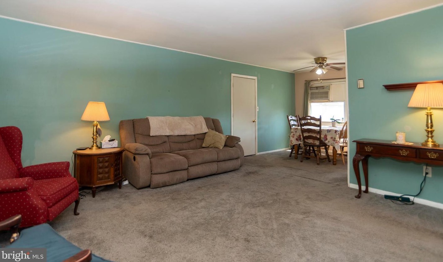6 Valor Ln, Levittown, PA 19054