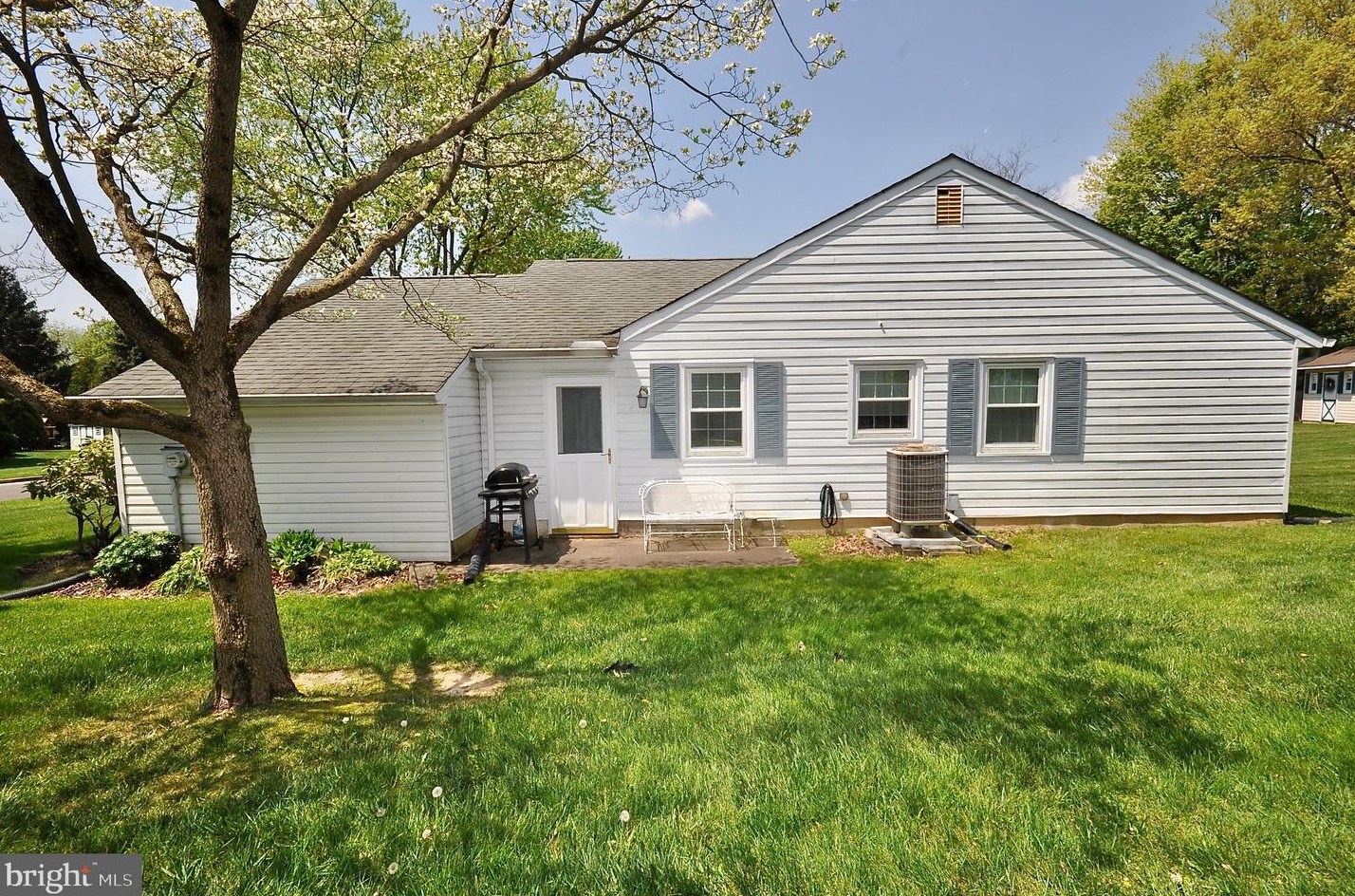 91 Lark Dr, Southampton PA  18966-1969 exterior