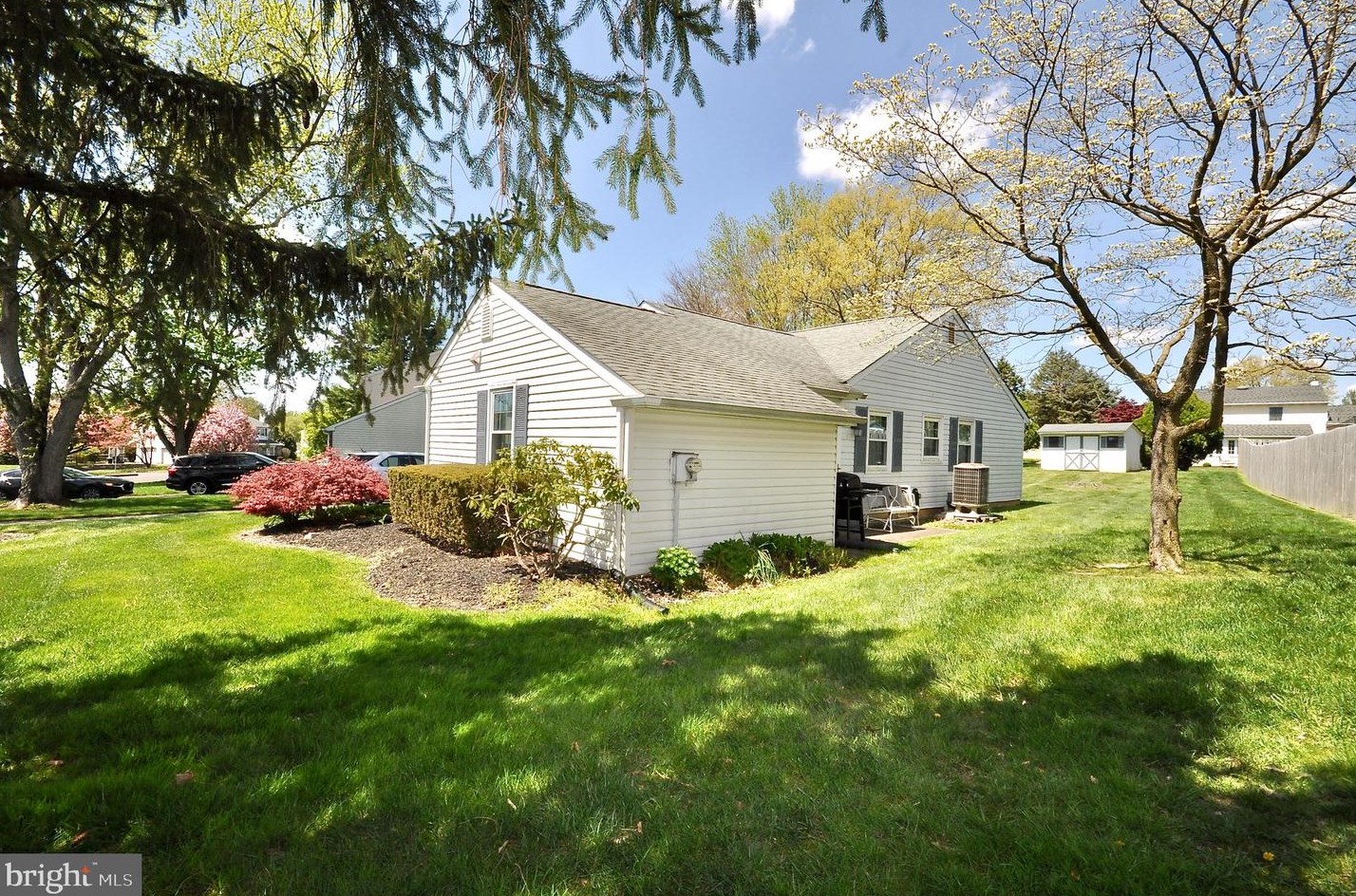 91 Lark Dr, Southampton PA  18966-1969 exterior