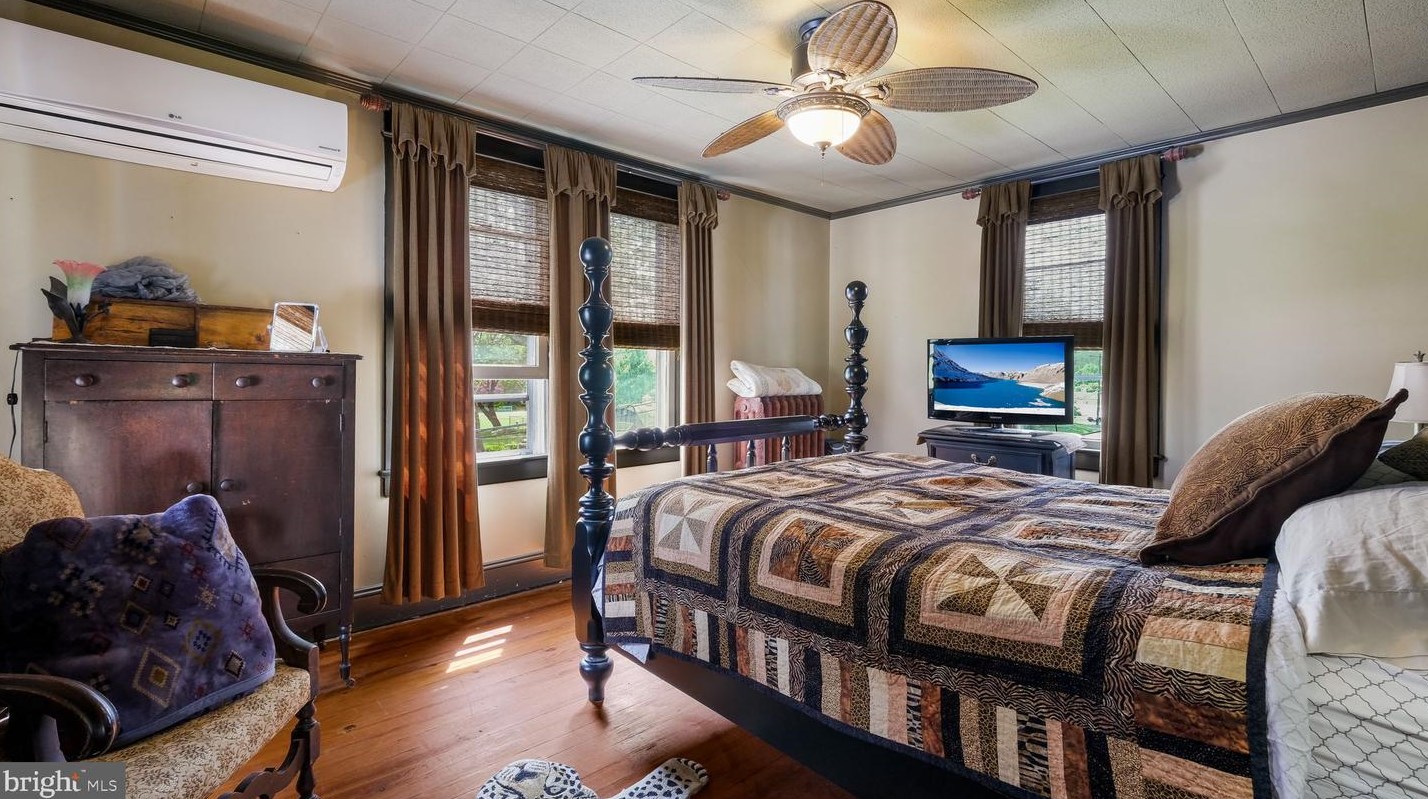 255 Yardley Ave, Levittown PA 19054-1119 exterior