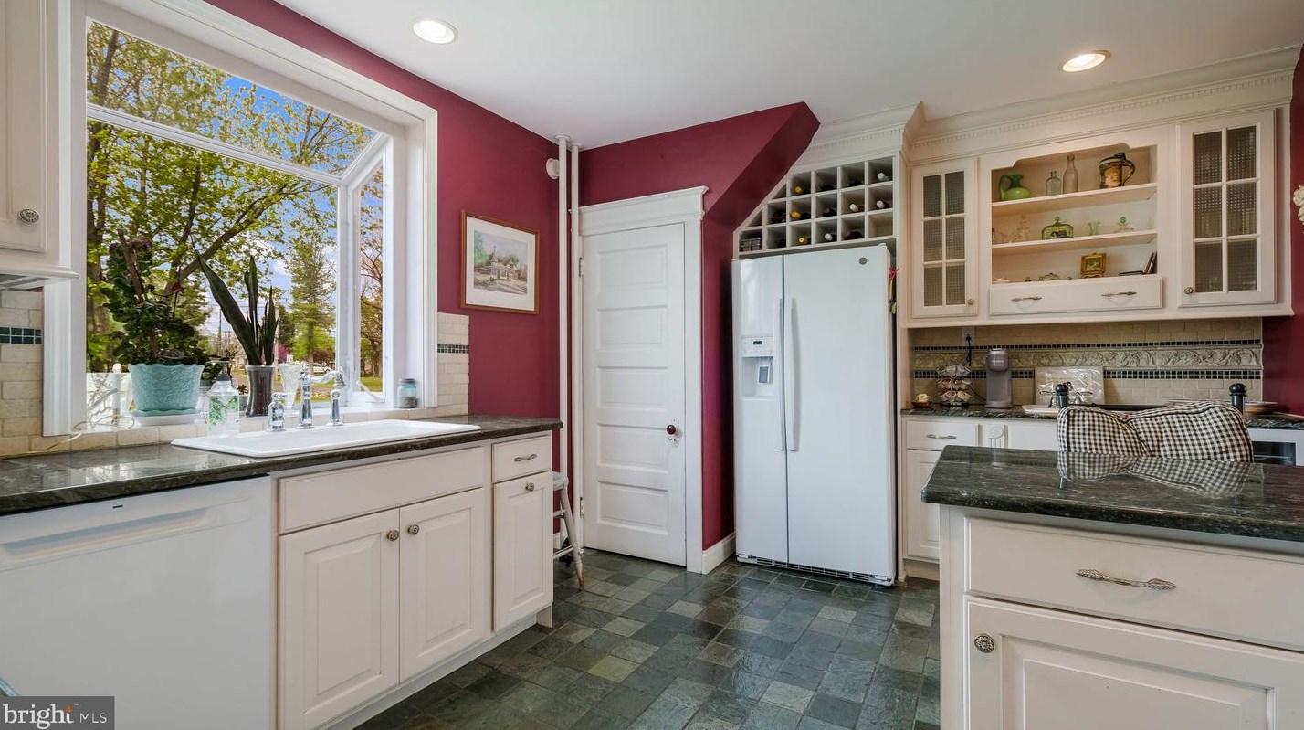 255 Yardley Ave, Levittown PA 19054-1119 exterior